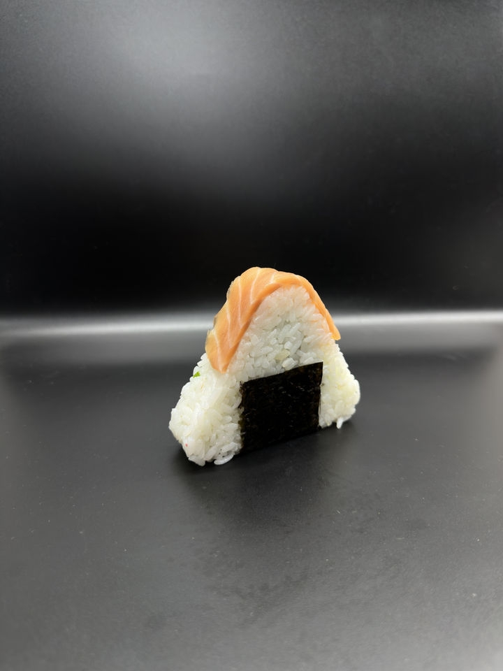 Онигири с лососем