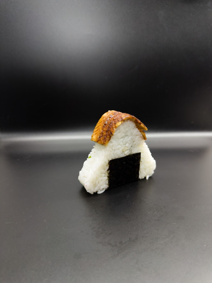 Онигири с угрем