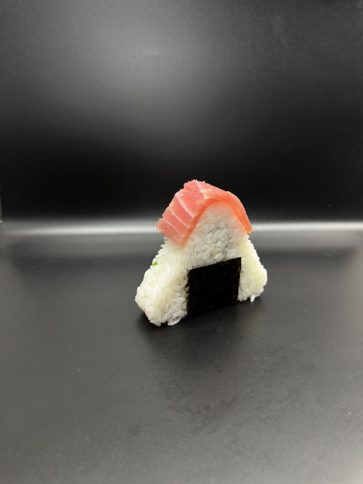 Онигири с тунцом