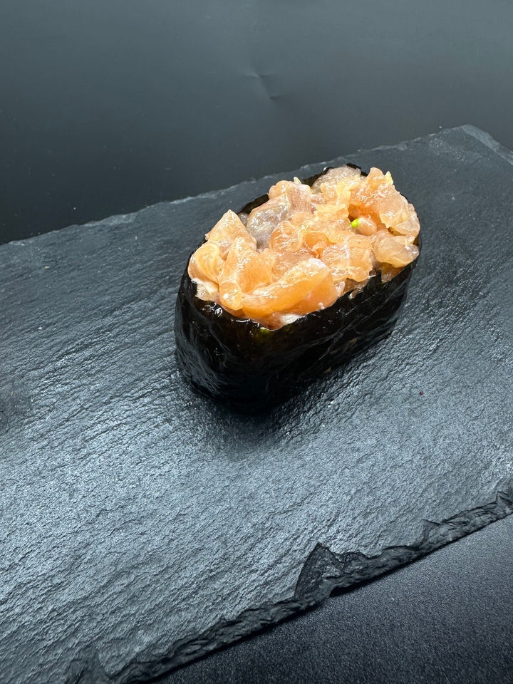 Гункан Лосось спайси 🌶️