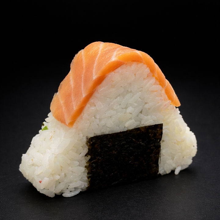 Онигири с лососем