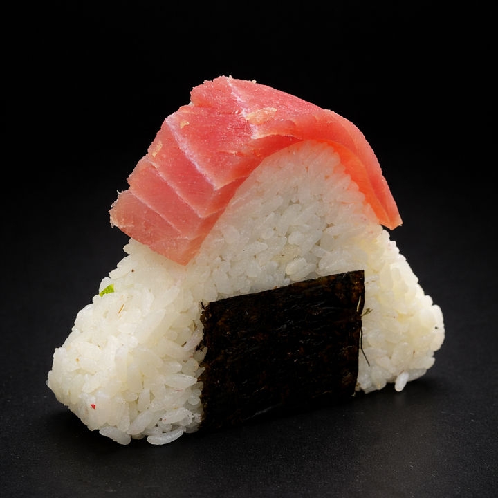 Онигири с тунцом